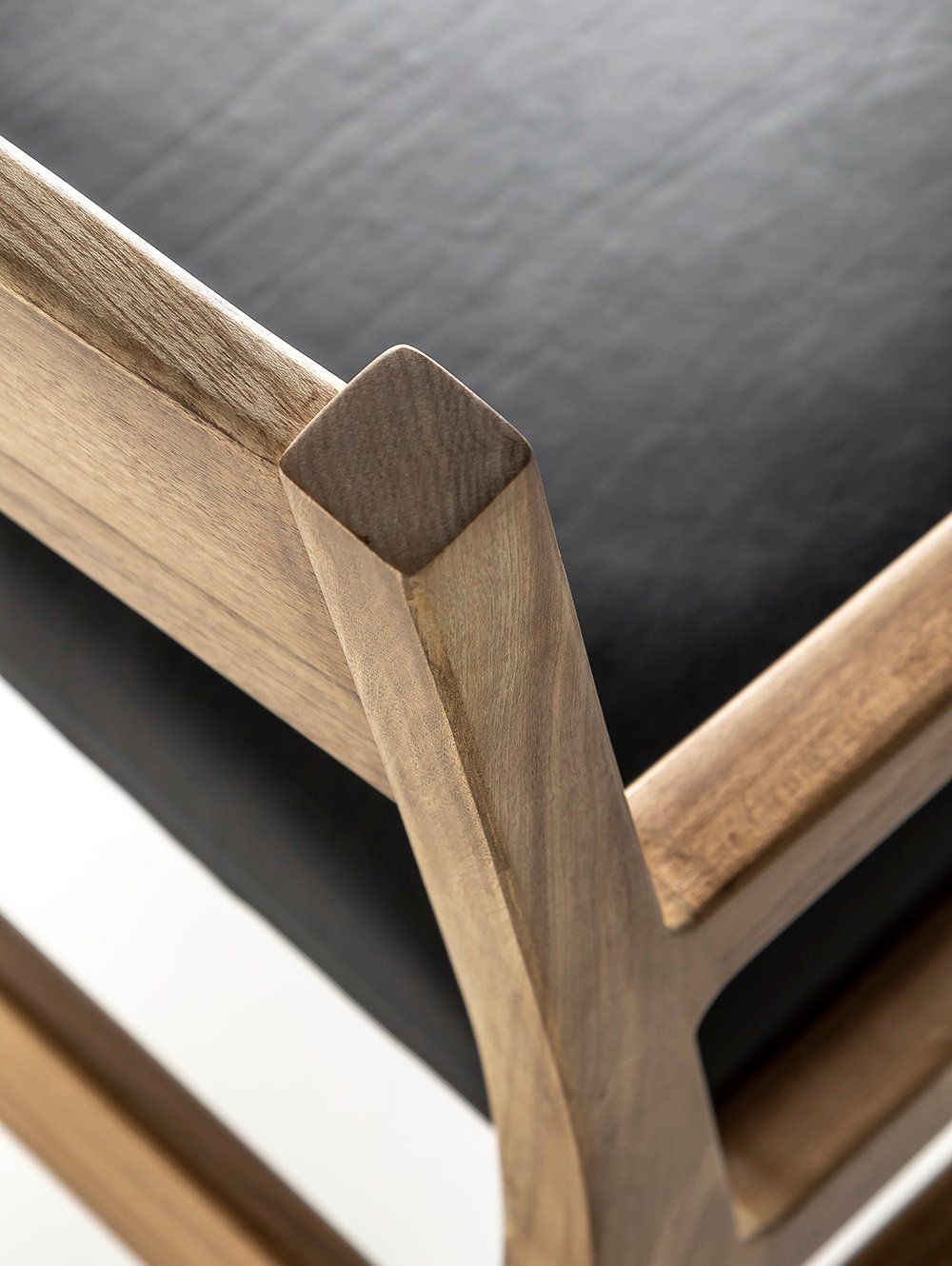 SILLA CON APOYABRAZO SUD LEATHER BLACK