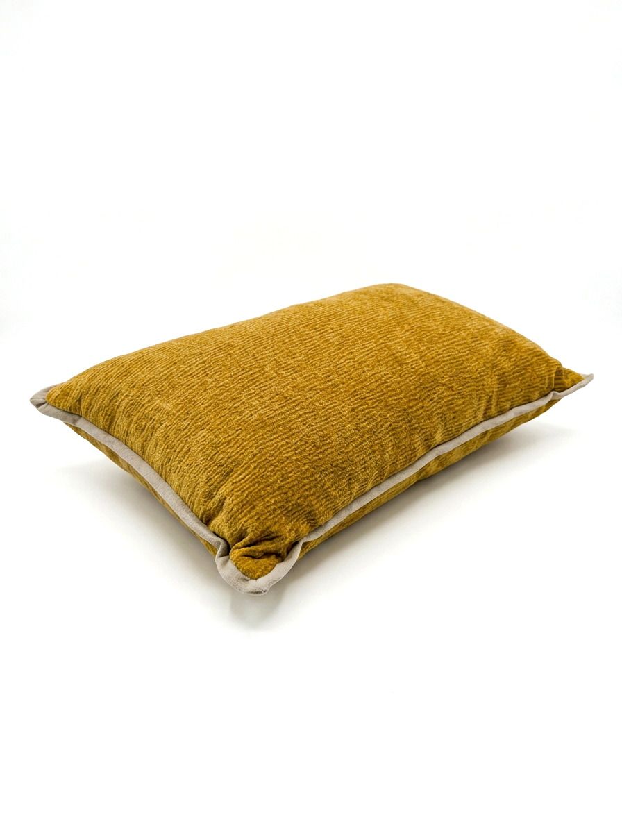 ALMOHADON PRAGA SAHARA MOSTAZA CON PESTAÑA 30 x 50