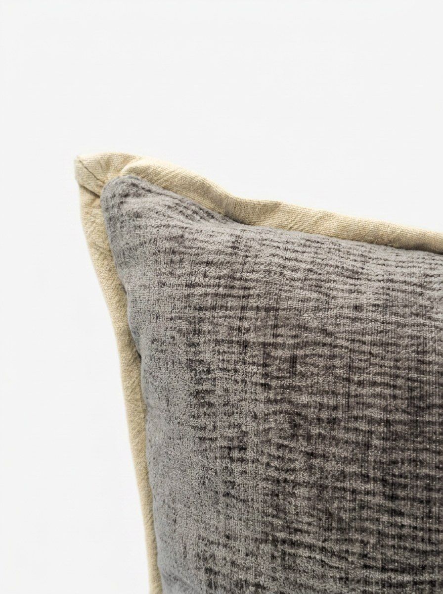 ALMOHADON PRAGA SAHARA GRIS CON PESTAÑA 45X45
