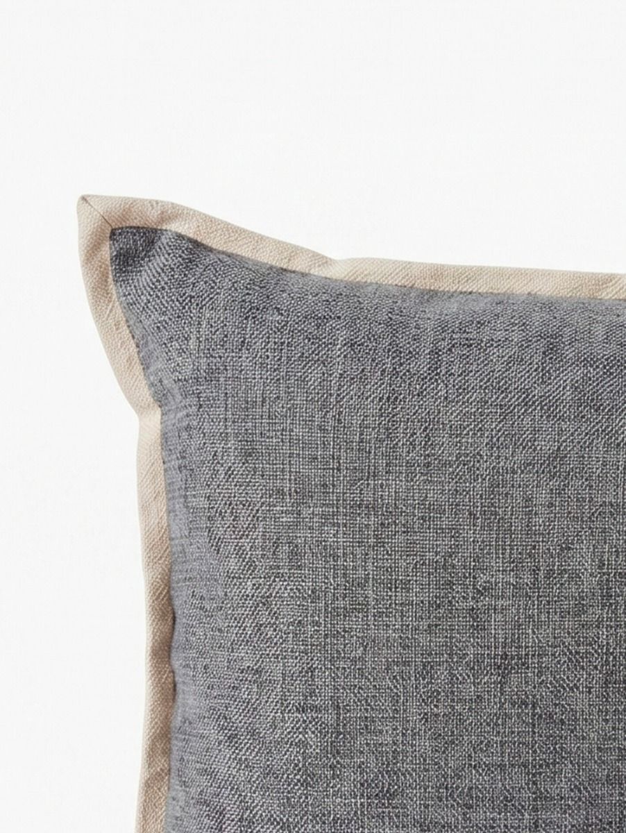 ALMOHADON PRAGA SAHARA GRIS OSCURO CON PESTAÑA 30 x 50
