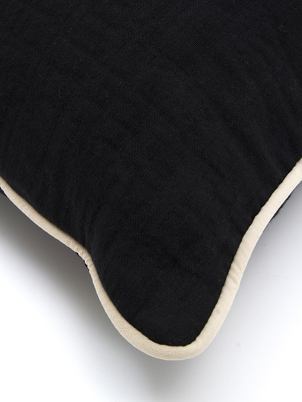 Almohadon cuadrado negro con vivo-ALMOHADON GIRONA NEGRO 50X50-Tiendas Landmark-1.jpg image number null