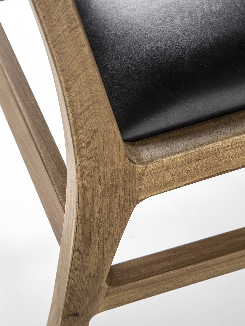 Silla de madera con asiento tapizado-SUD PETIRIBI CUERO NEGRO-Landmark-04.jpg image number null