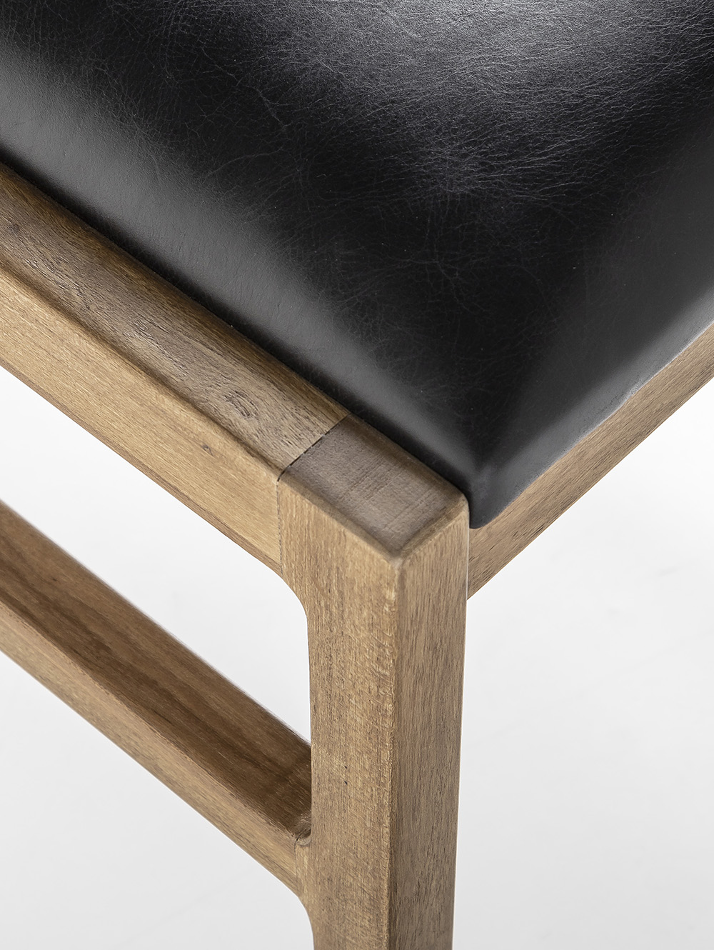 Silla de madera con asiento tapizado-SUD PETIRIBI CUERO NEGRO-Landmark-01.jpg image number null