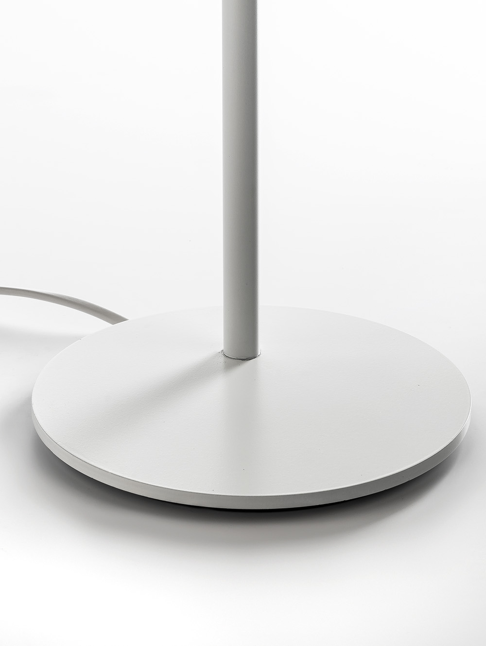 Lampara de mesa blanca-LÃMPARA DE MESA REMI WHITE-Landmark-3.jpg image number null